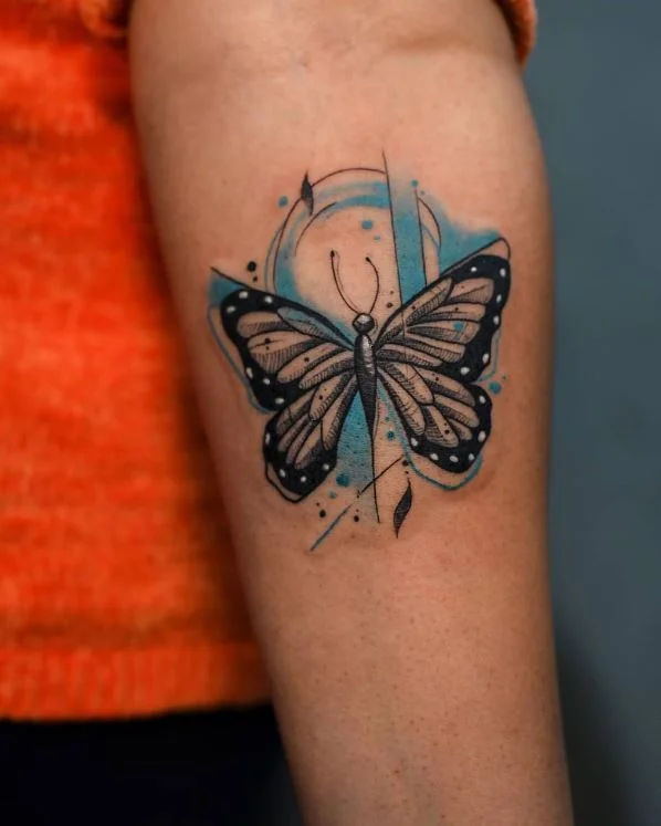Tatouage Papillon Dessin Géométrique Sur L'avant Bras