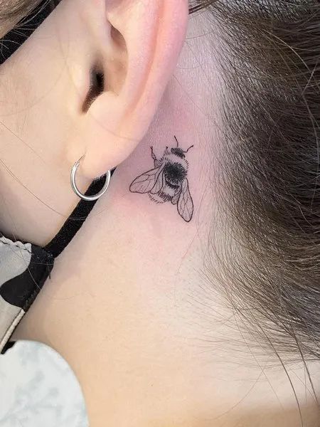 tatouage Abeille derriere l'oreille