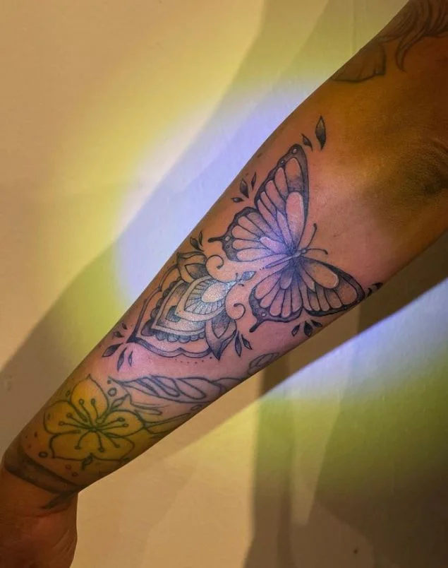 Design Mandala Papillon Sur L'avant Bras