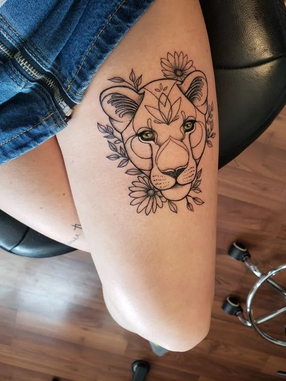 Tatouage Lionceau à Lotus Et Fleurs Sur La Cuisse