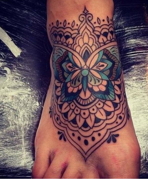 Mandala Et Papillon Bleu Sur Le Pied