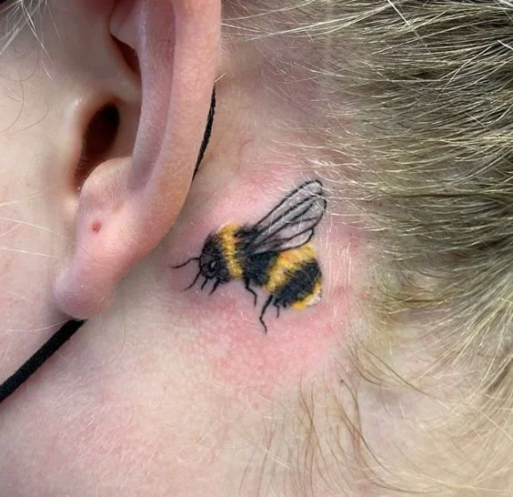 tatouage Abeille 3D coloré derriere l'oreille