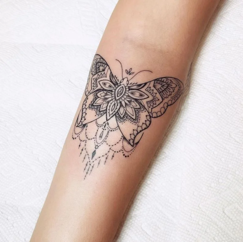 Tatouage Papillon Mandala Lignes Parfaites Sur L'avant Bras