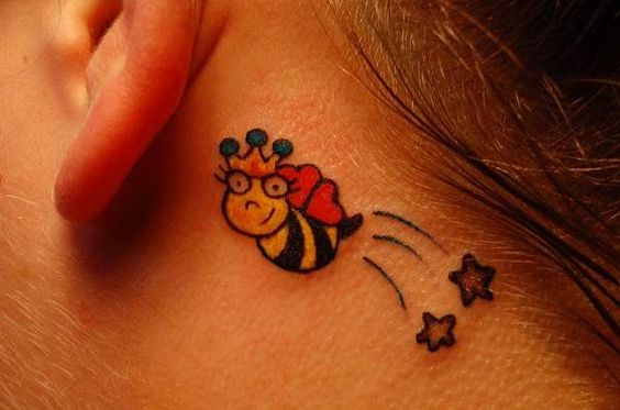 tatouage Abeille avec une couronne