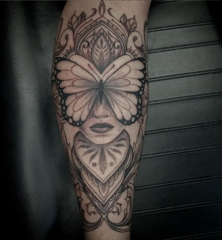 Femme Papillon Mandala En Tattoo Sur L'avant Bras