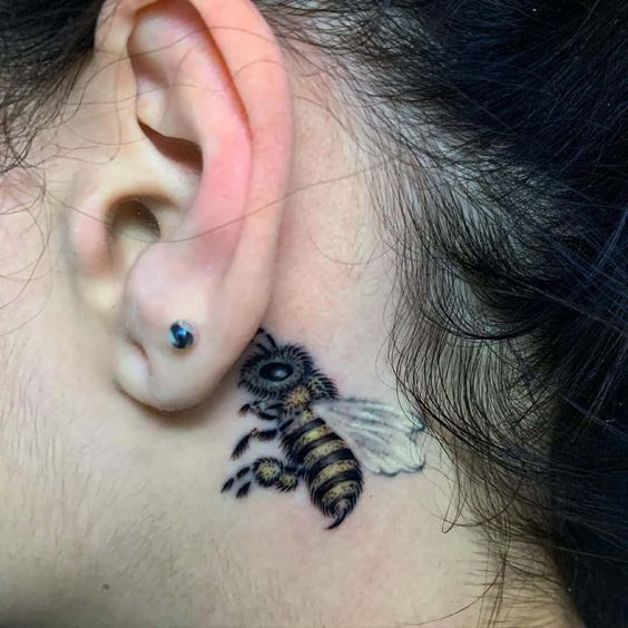 tatouage Abeille cartoon derrière l'oreille