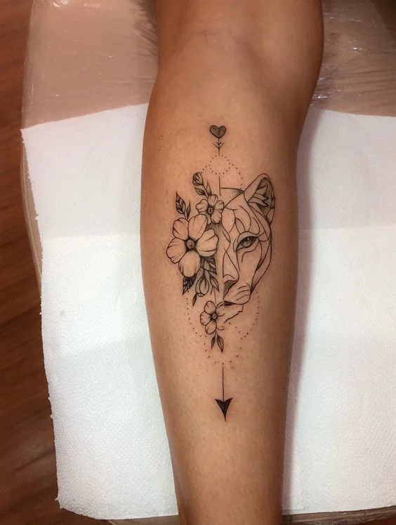 Tatouage Lion Géométrique à Fleurs Et Symboles