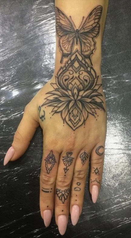 Tatouage Mandala Lotus Papillon Sur La Main