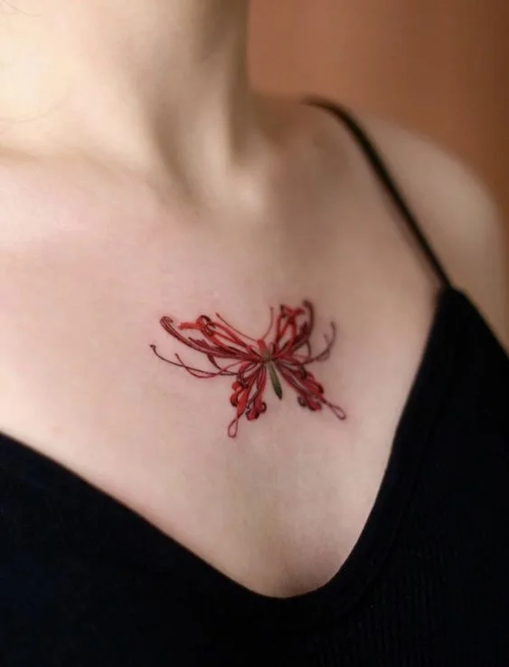 tatouage Papillon rouge sur le decolleté