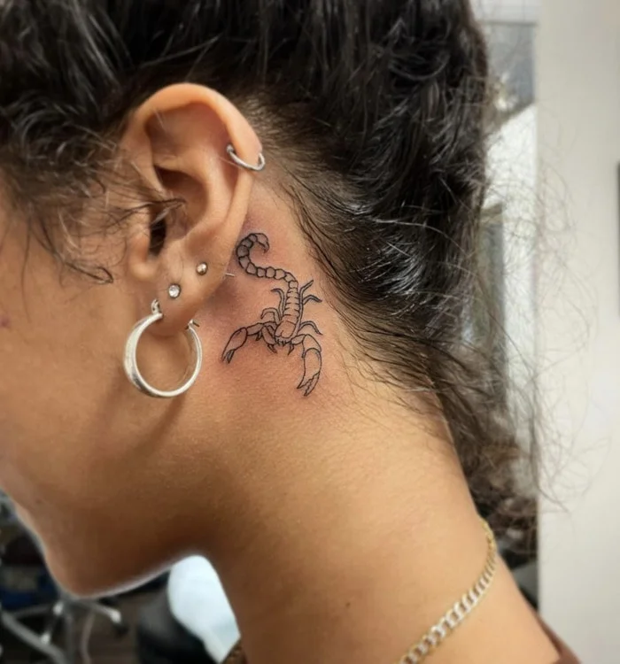 tatouage Scorpion derriere l'oreille