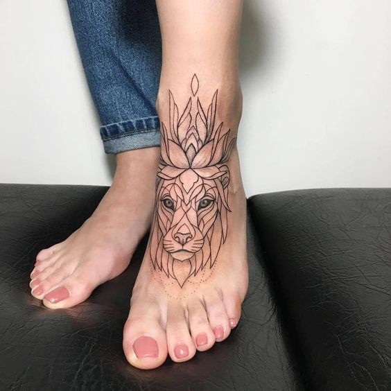 Tatouage Lion Femme Avec Lotus Sur Le Pied 