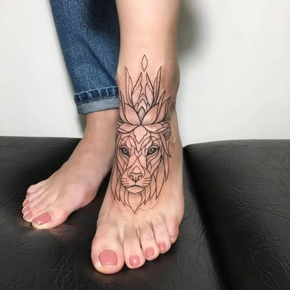 Tatouage Lion Femme Avec Lotus Sur Le Pied