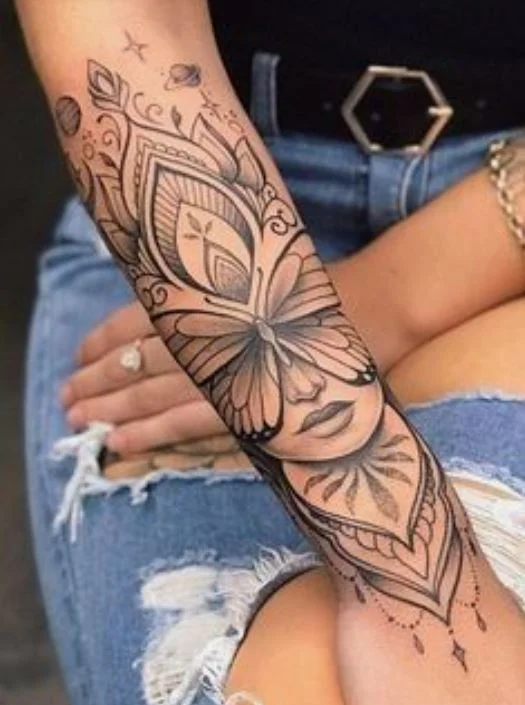 Tatouage Papillon Mandala Cosmique Sur L'avant Bras