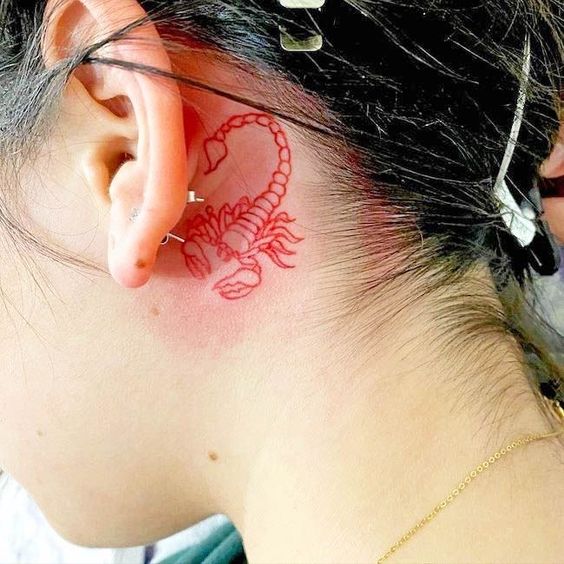 tatouage Scorpion rouge derriere l'oreille