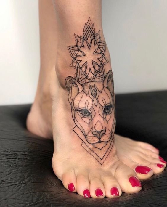 Tatouage Lionceau Au Design Géométrique Femme