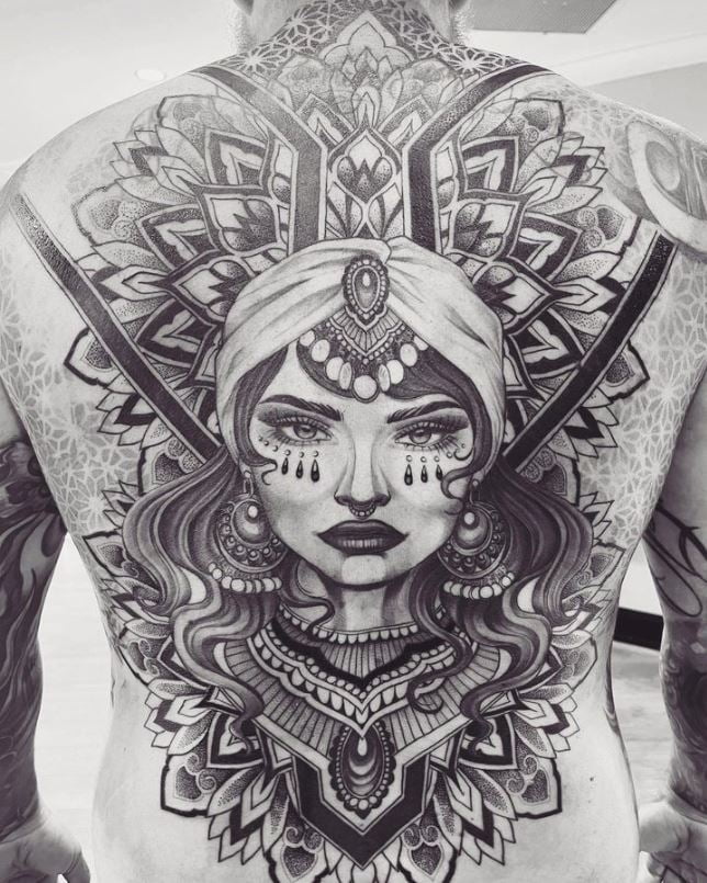 Visage De Femme Et Mandala En Tatouage Dos 