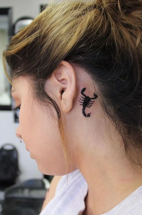 tatouage Scorpion noir derriere l'oreille