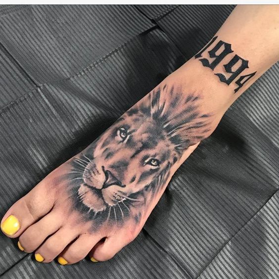  Tatouage Lion Avec Jeu D'ombre Sur Le Pied 