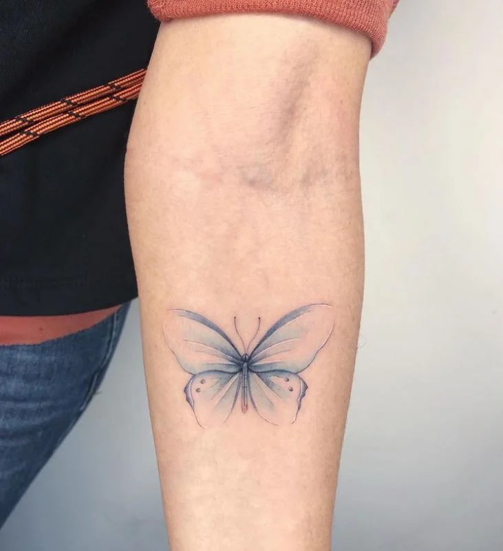 Tatouage Papillon Bleu Pastel Sur L'avant Bras