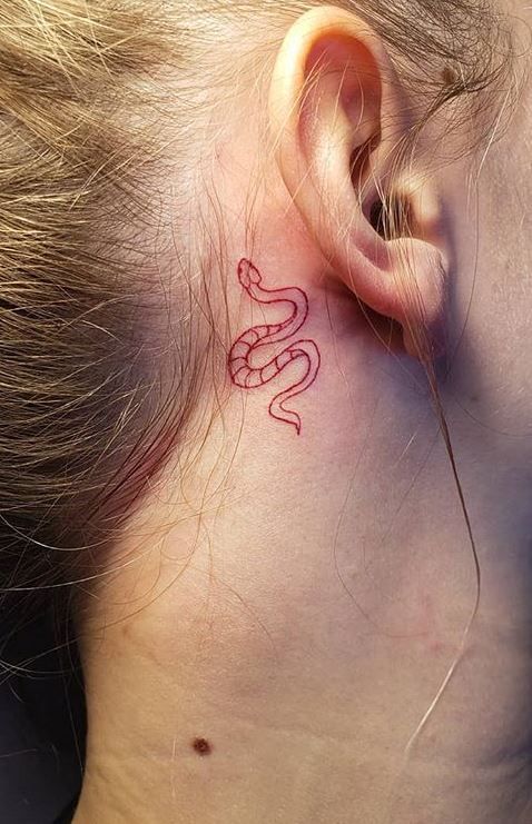 tatouage Serpent rouge derriere l'oreille