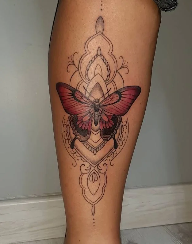 Papillon Rose Et Mandala Sur La Jambe