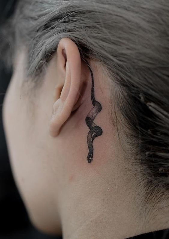 tatouage Serpent noir derriere l'oreille