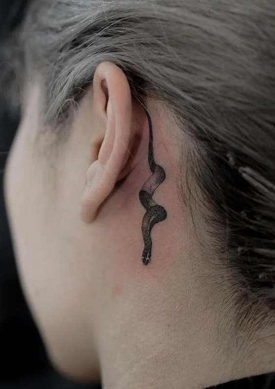 tatouage Serpent noir derriere l'oreille