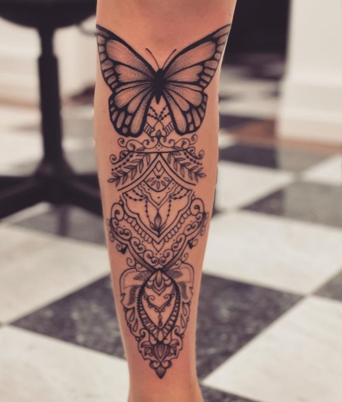 Papillon Et Motifs Originaux Mandala Sur Le Pied 