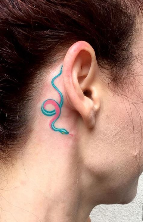 tatouage Serpent bleu derriere l'oreille