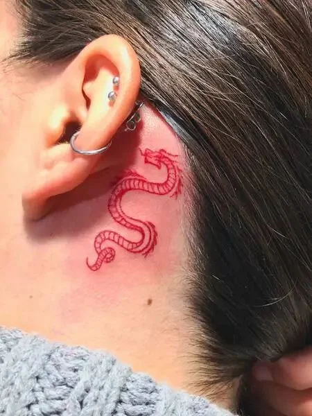 tatouage Dragon rouge derriere l'oreille