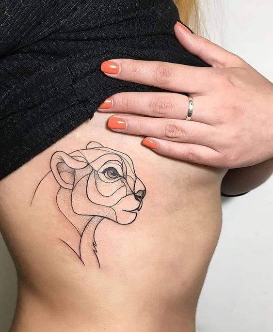  Tatouage Trait Du Visage D'un Lion Sur La Cote