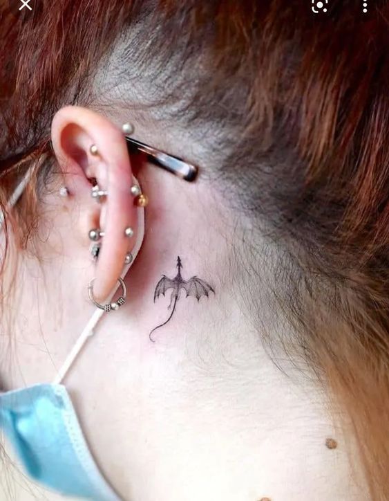 tatouage Dragon minimaliste derriere l'oreille
