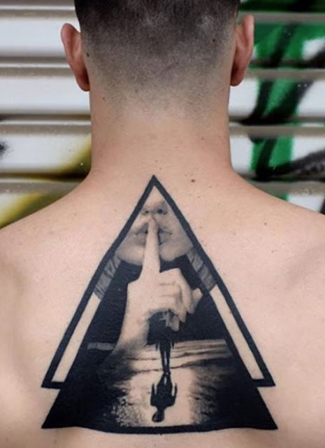  Pyramide Et Ombre Tatouage Dos 