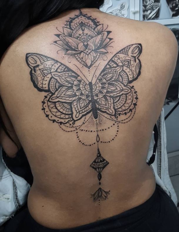 Tatouage De Papillon à Ailes Mandala Sur Le Dos 