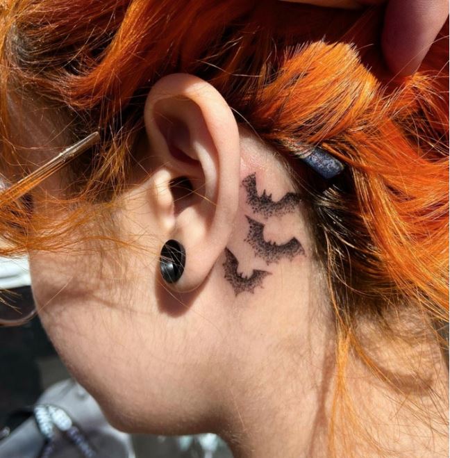 tatouage Chauve Souris Dotwork derriere l'oreille