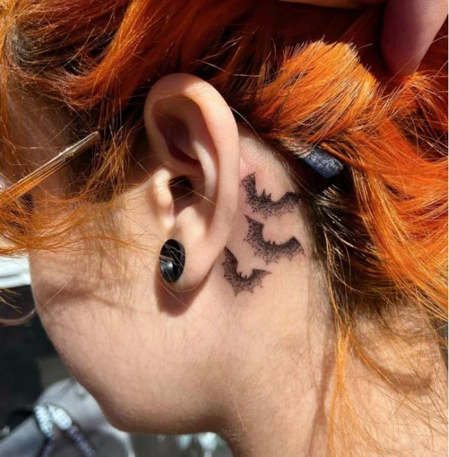 tatouage Chauve Souris Dotwork derriere l'oreille