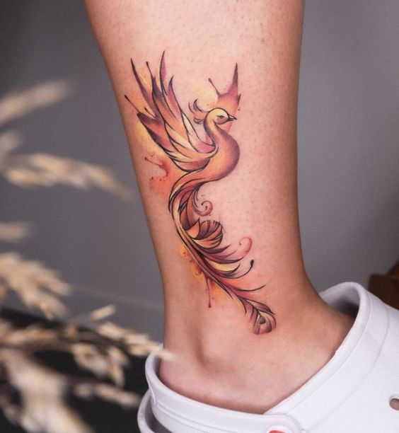 tatouage Phoenix minimaliste au niveau de la jambe