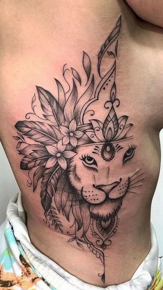 Tatouage Lion Ornemental à Feuilles Et Fleurs