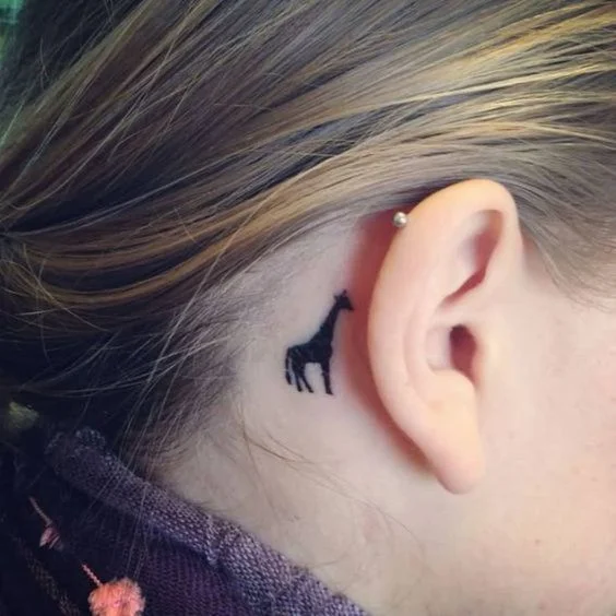 tatouage Girafe minimaliste derriere l'oreille