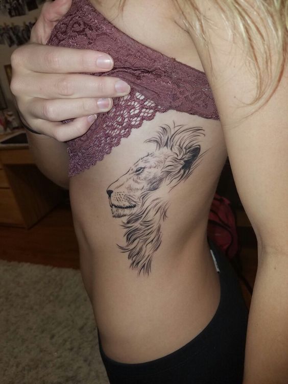  Profil D'un Lion En Tatouage Sur La Cote 