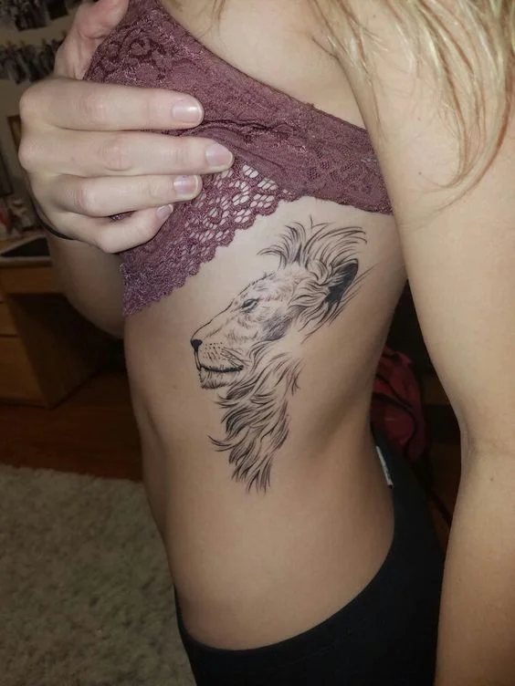 Profil D'un Lion En Tatouage Sur La Cote