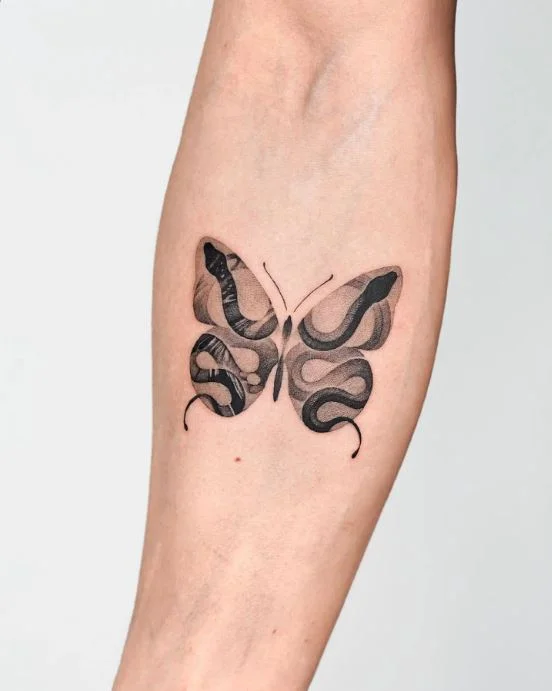 Papillon Et Serpents Sur L'avant Bras