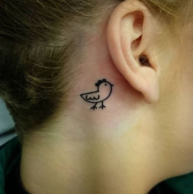 tatouage poule Minimaliste derriere l'oreille