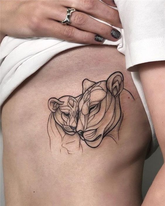 Tatouage De Lions Et Mandala Sur La Cote 