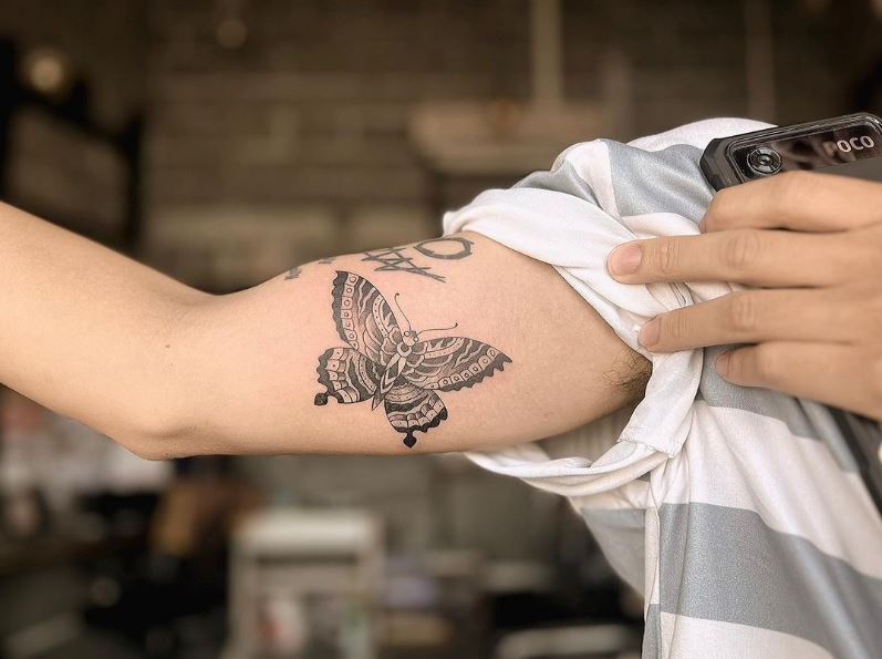 Papillon En Tatouage à L'intérieur Du Bras