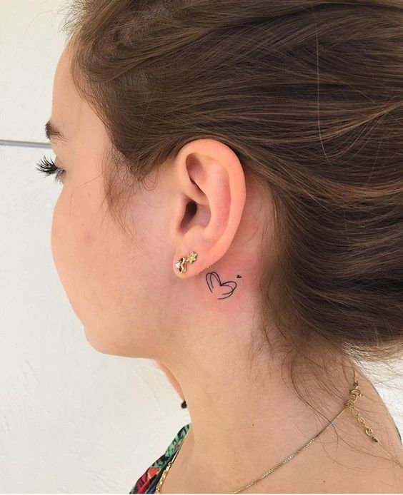 tatouage Double cœur derriere l'oreille