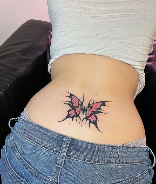 Tatouage Papillon Sur Le Bas Du Dos 