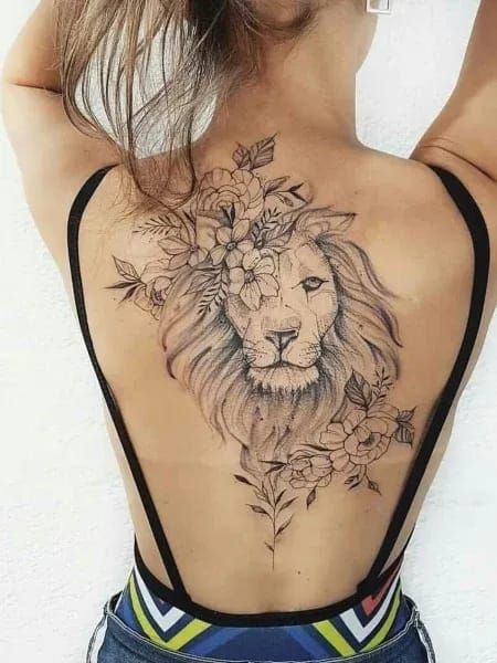 Tatouage Lion Femme à Fleurs Sur Le Dos