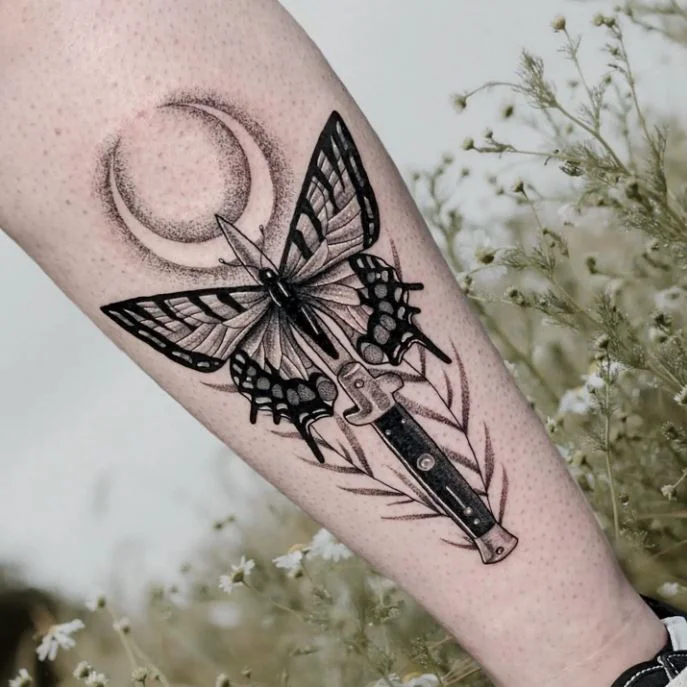 Tatouage Papillon Et Poignard Homme Sur L'avant Bras