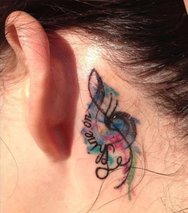 tatouage Note de musique & mots derriere l'oreille